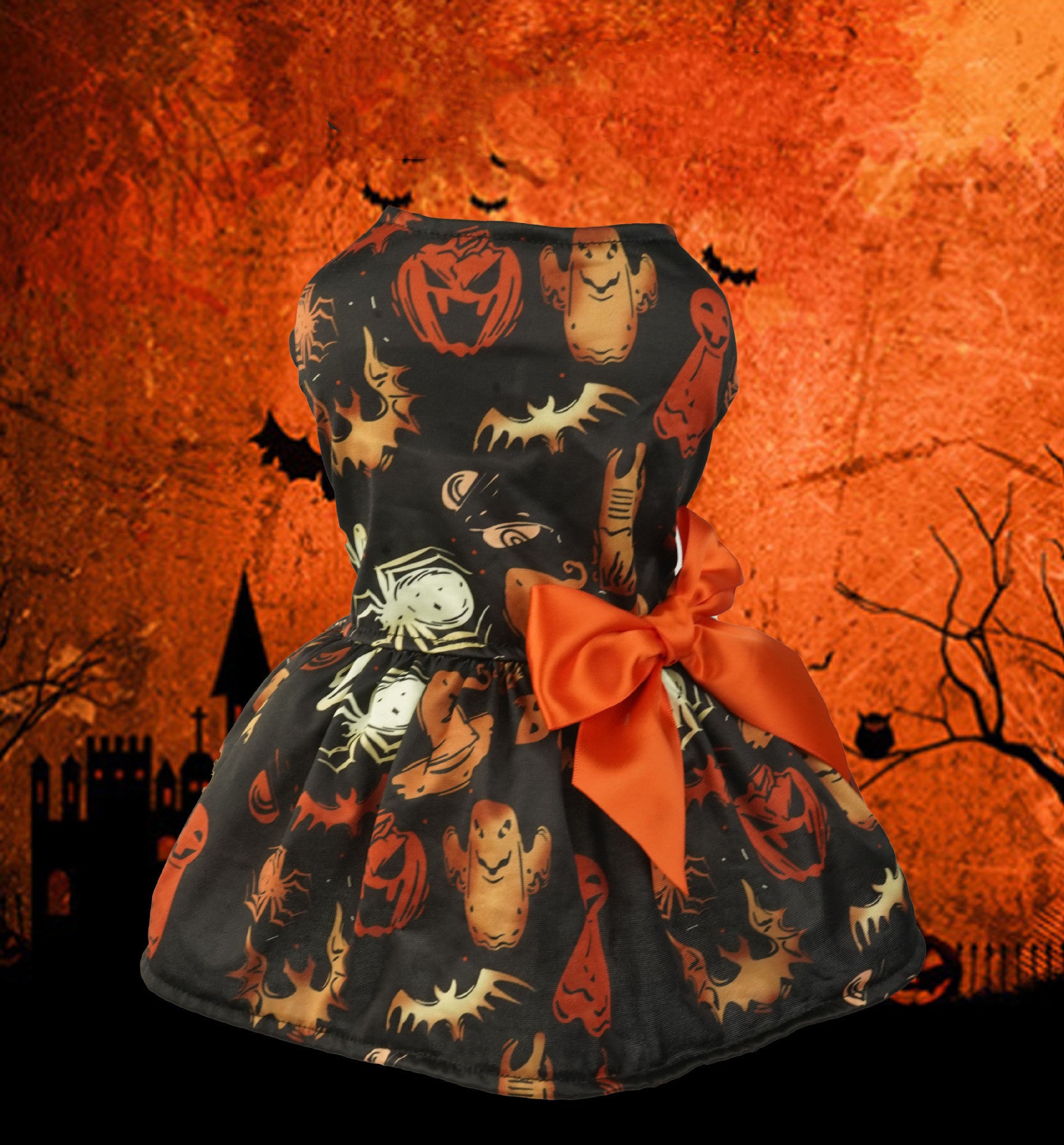 Robe d'Halloween pour petit chien avec imprimé citrouille sur fond orange, idéale pour les fêtes d'Halloween.