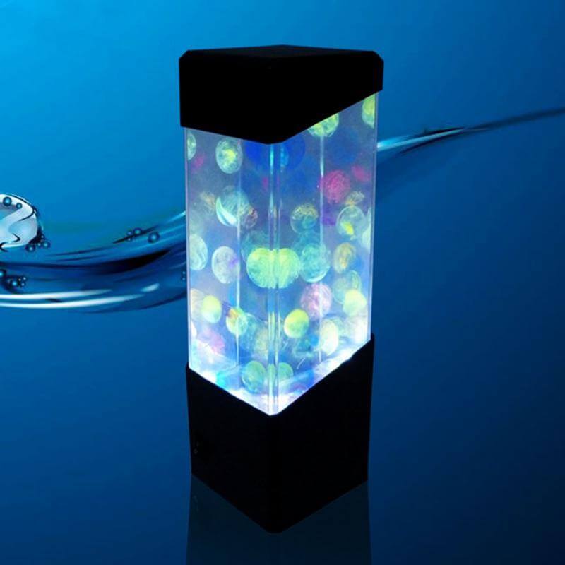 Veilleuse Jellyfish LED colorée avec billes flottantes, créant un effet apaisant pour chambre.