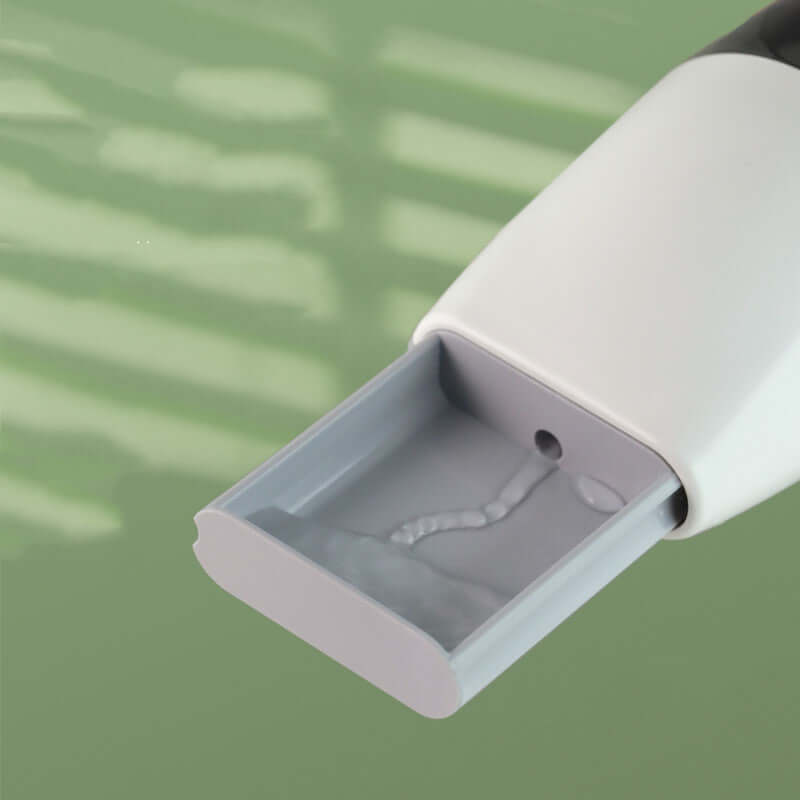 Détail de la bouteille d'eau portable pour chien montrant l'ouverture et le mécanisme de distribution.