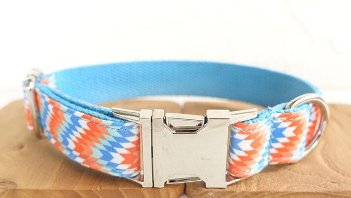 Collier pour chien en polyester durable, design coloré, avec boucle en métal, idéal pour le confort et la sécurité.