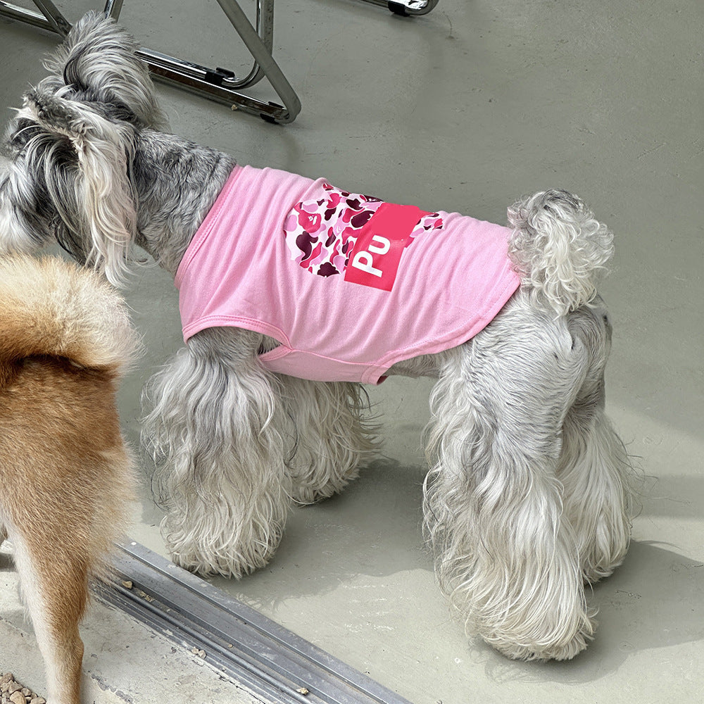 Chien portant une veste en coton rose avec un motif floral, parfait pour le printemps et l'automne.