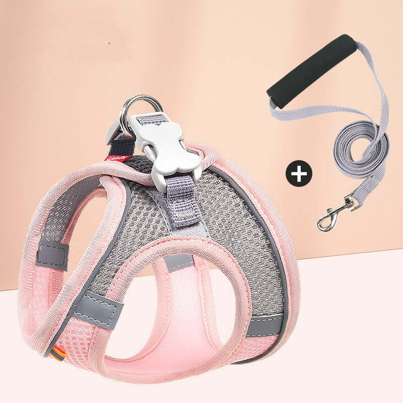 Harnais de poitrine en maille rose pour chien avec laisse réfléchissante, offrant confort et sécurité.