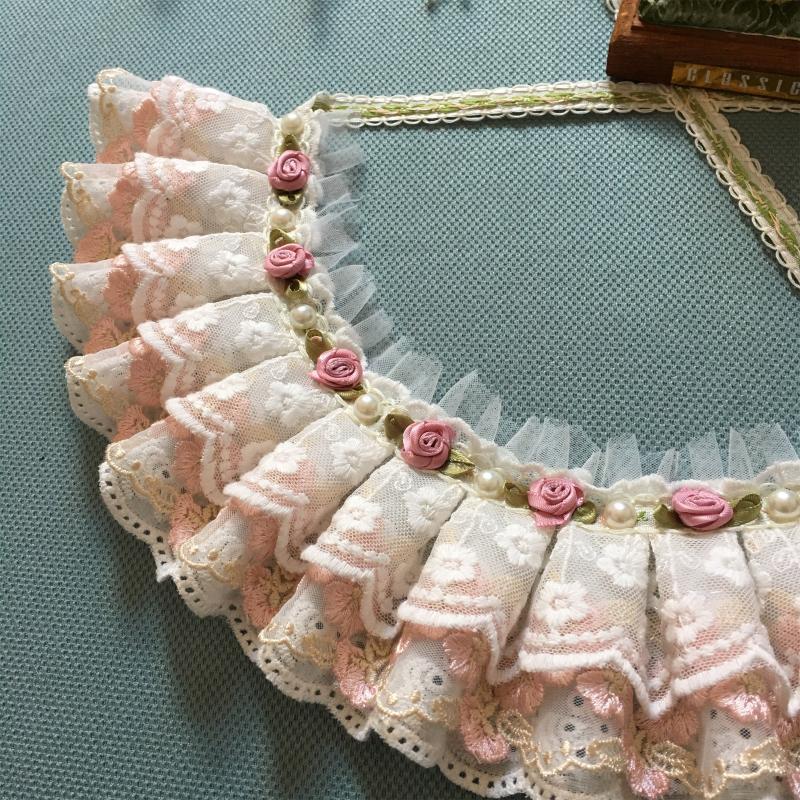 Bavoir ajustable en coton avec nœud en dentelle et embellissements floraux, élégant pour animaux de compagnie.