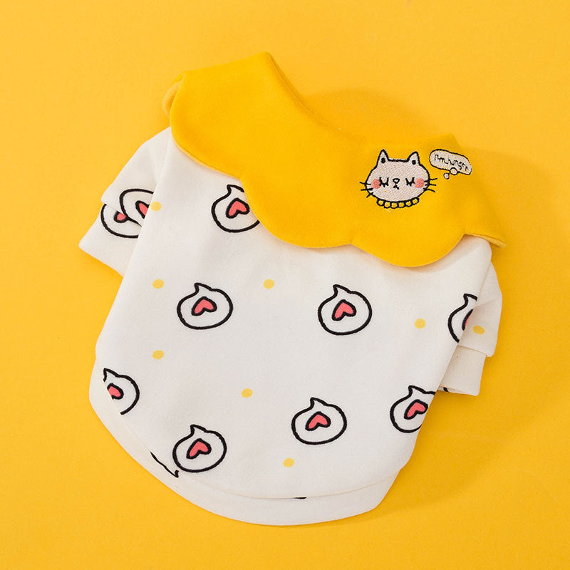 Pull en soie de lait pour chat, motif mignon, avec col jaune et motifs de chat, idéal pour un look adorable.