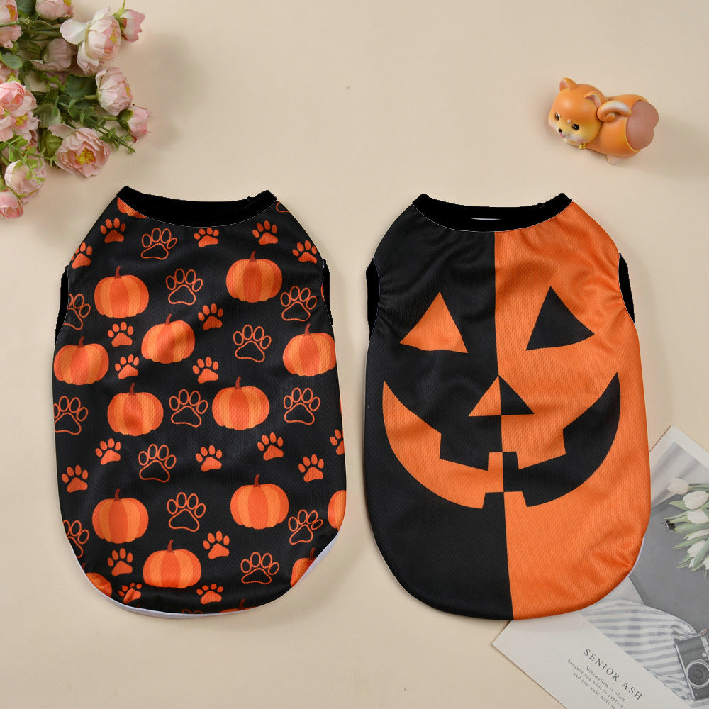 Costumes d'Halloween pour chien avec motifs citrouille et visage de citrouille en polyester noir et orange.