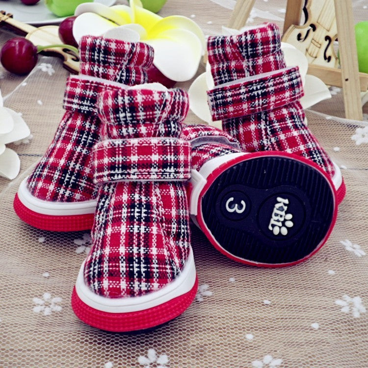 Chaussures de sport respirantes pour animaux en tissu à carreaux rouge et noir, confortables et stylées.