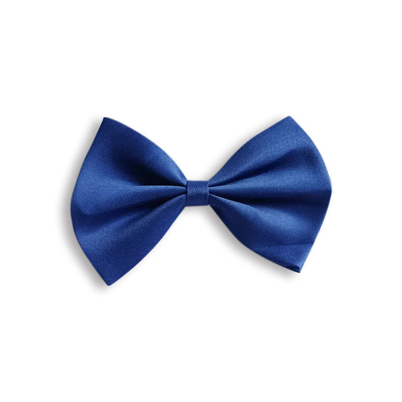 Nœud papillon bleu uni en satin pour accessoires élégants et tenues raffinées.