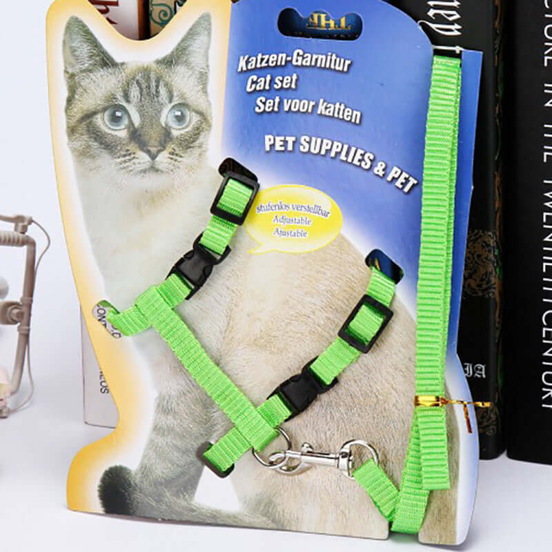 Ceinture de traction pour chat verte sur emballage, accessoire de promenade sécurisé pour félins.