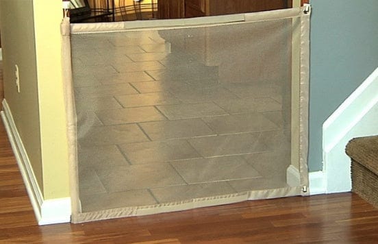 Barrière de séparation portable pour animaux, idéale pour portes et escaliers, sécurité renforcée avec maille transparente.