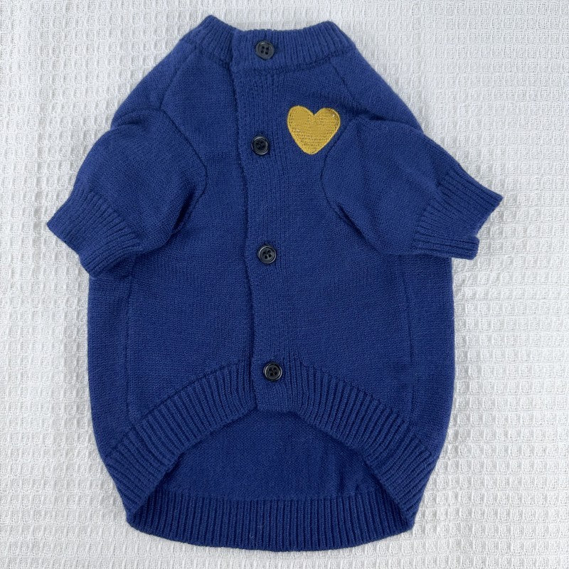 Pull en laine bleu marine avec boutons et un cœur doré pour chiens et chats, confortable et stylé.