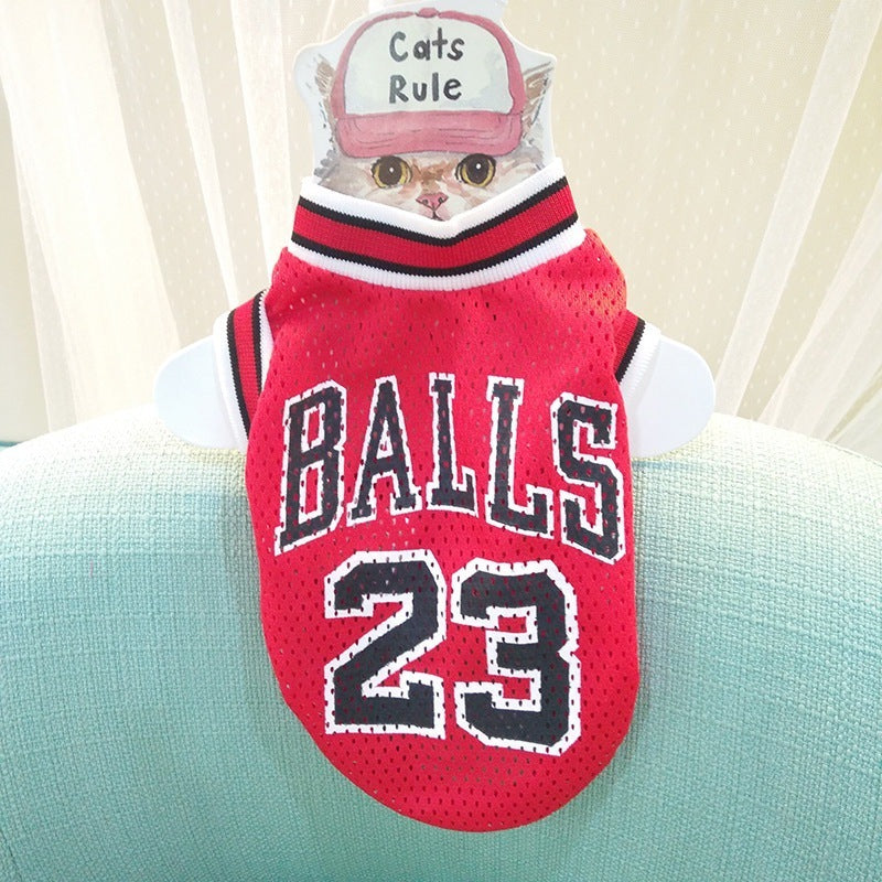 Pull rouge pour chat avec inscription 'BALLS 23', idéal pour un look décontracté et tendance pour animaux.