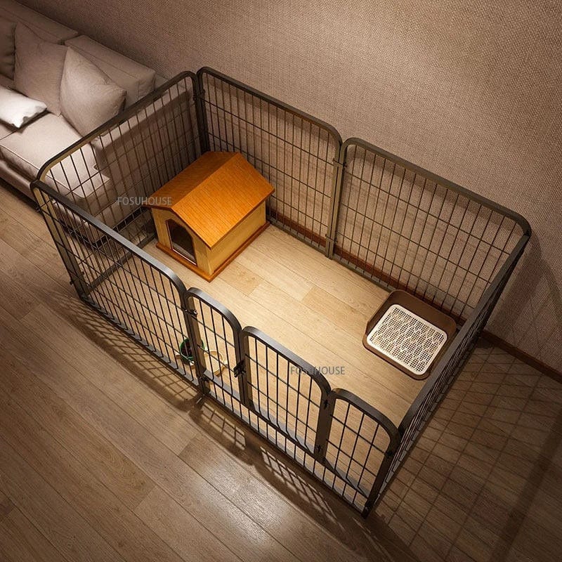 Clôture en fer forgé moderne pour animaux de compagnie avec une niche en bois et un espace sécurisé.