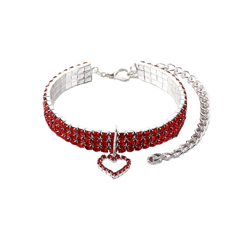 Collier en strass rouge à trois rangées pour animaux avec un pendentif en forme de cœur.