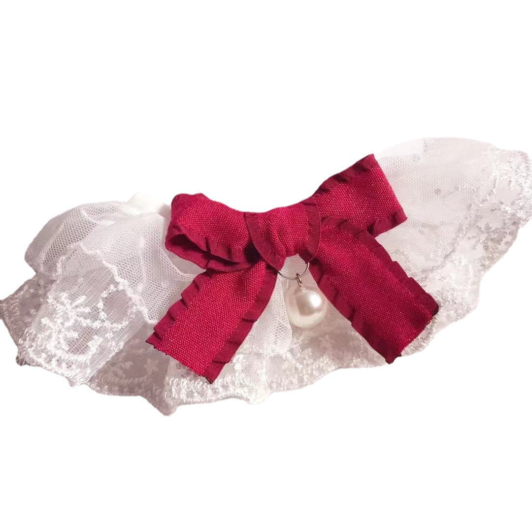 Bavoir en dentelle élégant pour animaux avec un nœud rouge vin et perle, idéal pour chiens et chats.