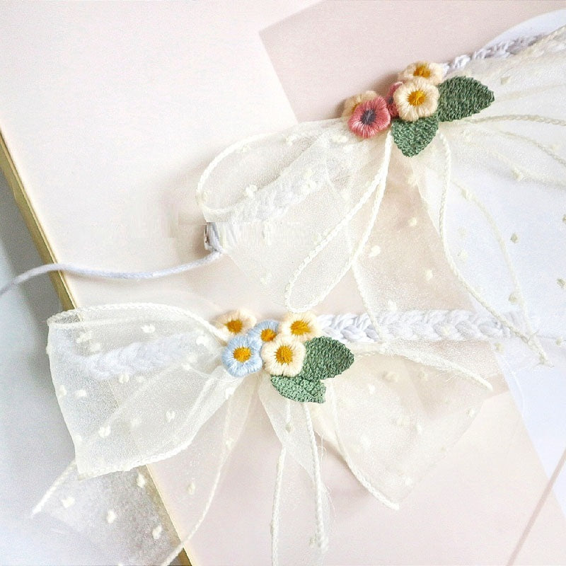 Collier en tulle transparent avec nœuds en fleurs brodées pour animaux de compagnie, élégant et délicat.
