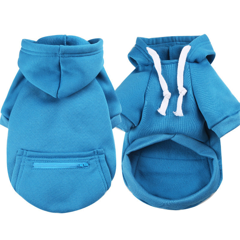 Pull bleu pour chien avec capuche et poches zippées, idéal pour l'automne et l'hiver.