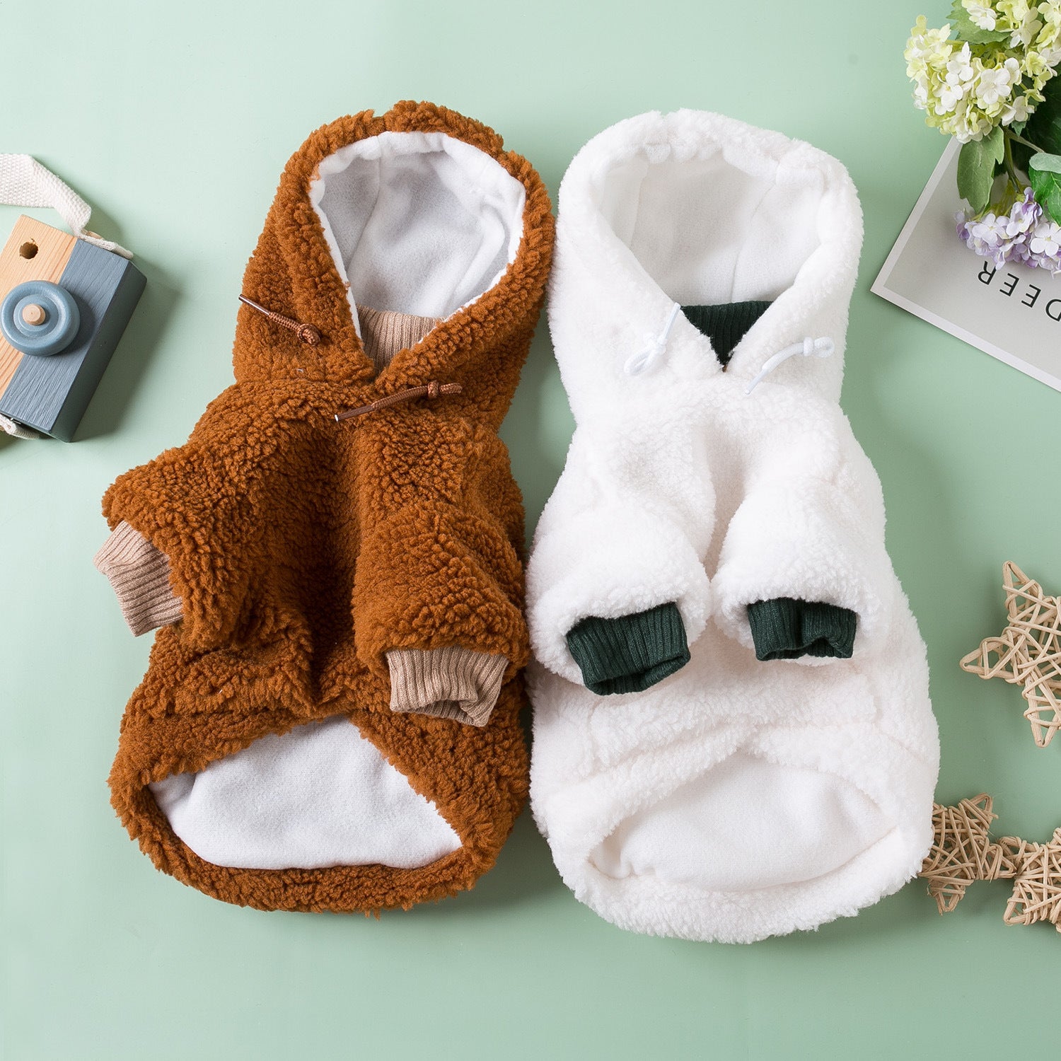 Ensemble de vêtements d'hiver douillets en peluche pour animaux, couleur marron et blanche, avec capuche.