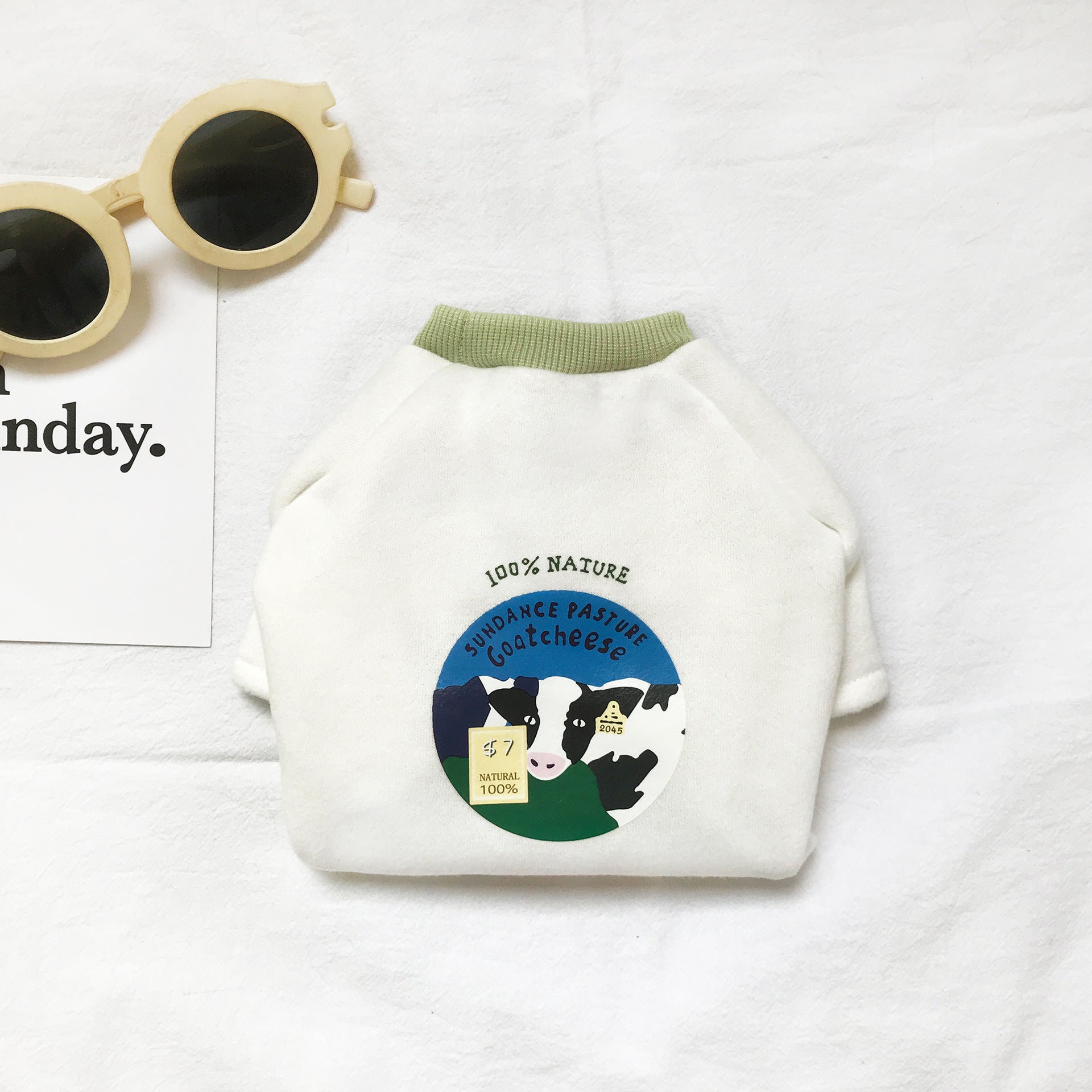 Pull confortable pour chats en coton biologique, couleur crème avec motif vache, idéal pour le printemps et l'automne.
