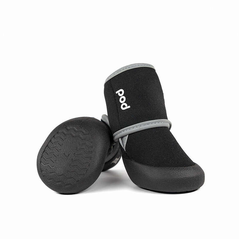 Chaussures antidérapantes noires pour animaux de compagnie, conçues en néoprène durable pour confort et sécurité.