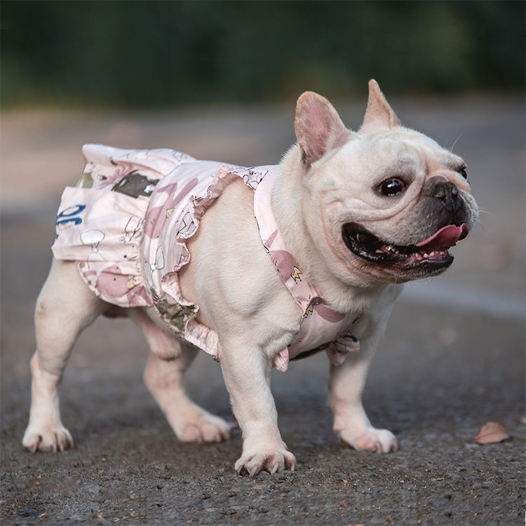 Chien français en jupe rose cartoon en coton, prêt pour une promenade stylée dans le parc.