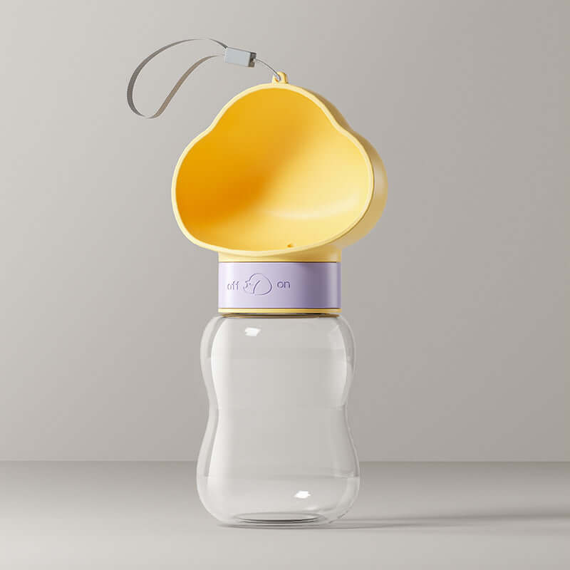 Gobelet d'eau portable pour chiens avec un réservoir en verre et un gobelet en plastique jaune, conçu pour les promenades.