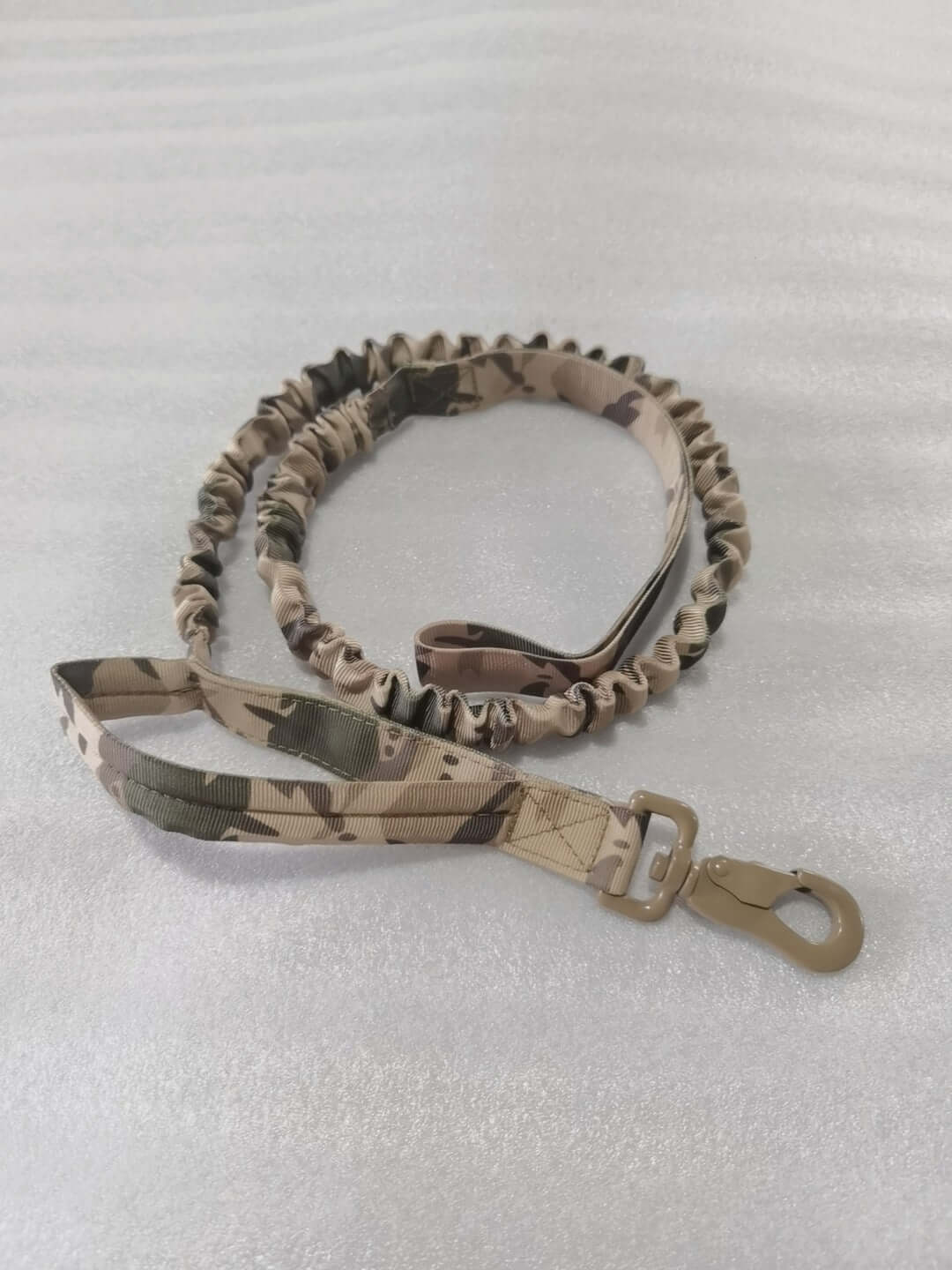 Laisse pour chien de camouflage en tissu élastique, parfaite pour une utilisation quotidienne et le confort de votre animal.