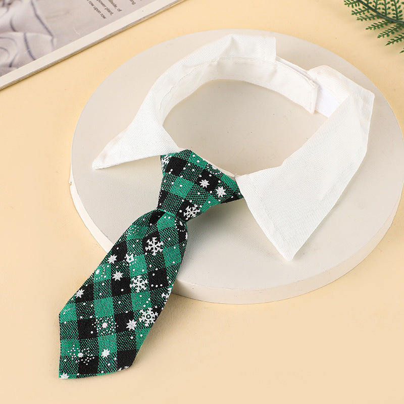 Nœud papillon de Noël pour chien avec motif de flocon et plaid vert sur un support circulaire.