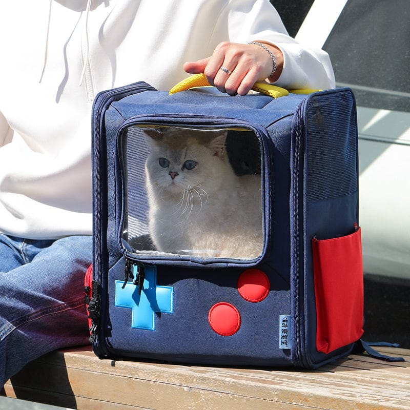 Sac à dos rétro pour animaux de compagnie avec un chat à l'intérieur, design élégant en bleu et rouge.