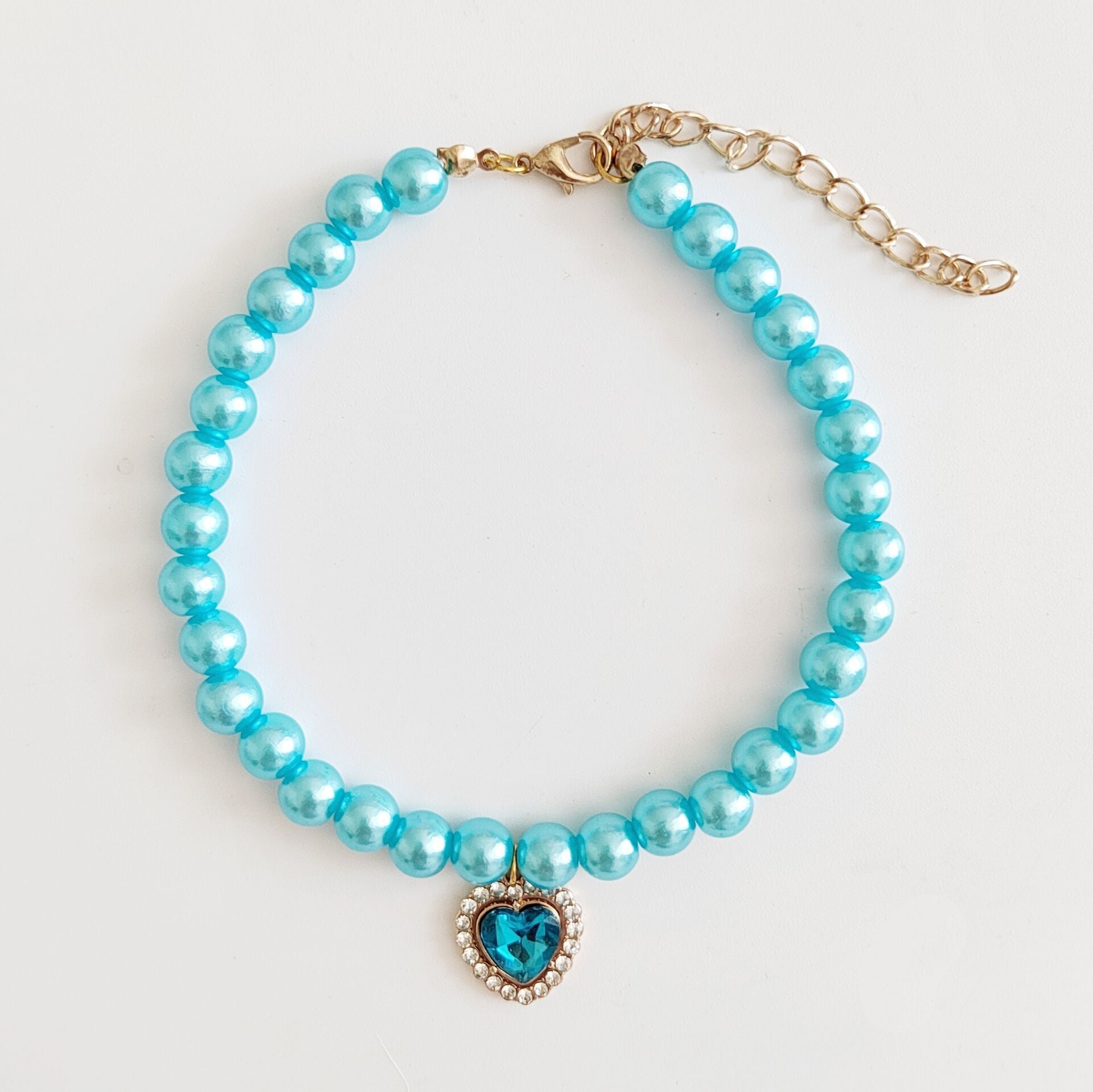 Collier pour chat en perles turquoise avec pendentif en cœur bleu, accessoire élégant pour animaux.