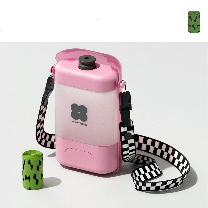 Gobelet portable pour chien rose avec sangle, idéal pour balades et confort animal.