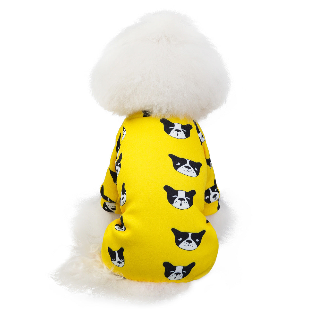 Chien portant un pull en coton jaune avec motifs de visages de chiens, idéal pour garder votre animal au chaud.