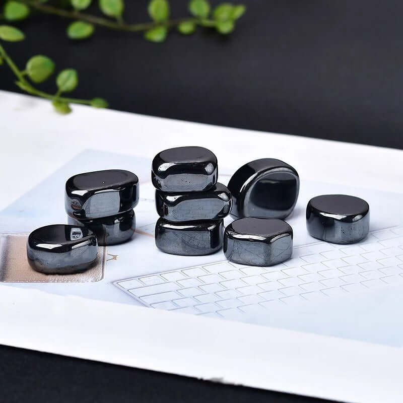 Ornements en pierre brute d'hématite brésilienne naturelle sur fond neutre, ajoutant une touche moderne.
