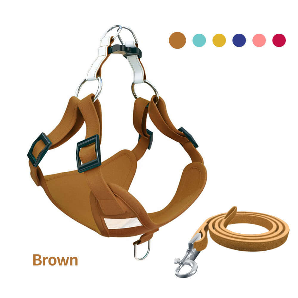 Gilet chien avec harnais en suède, couleur marron, avec laisse assortie, design réfléchissant pour sécurité.