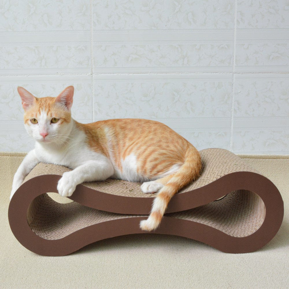 Chat détendu sur une planche à gratter en carton ondulé, alliant confort et design moderne.