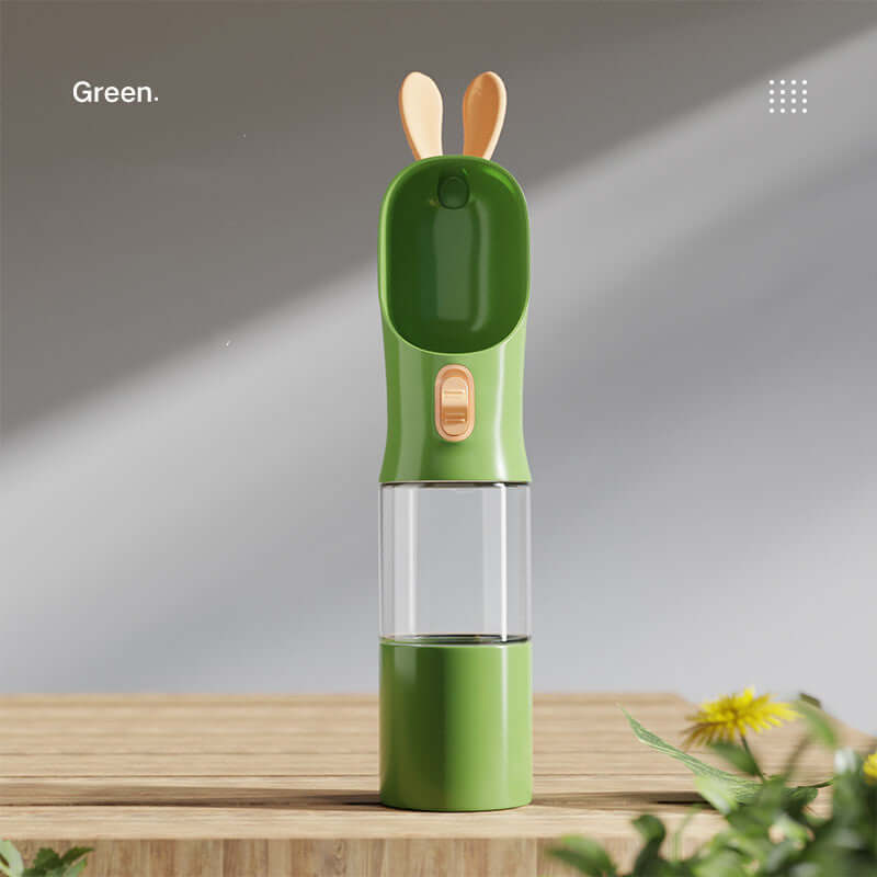 Bouteille d'eau de voyage verte pour animaux avec design pratique et oreilles de lapin, idéale pour chiens et chats.