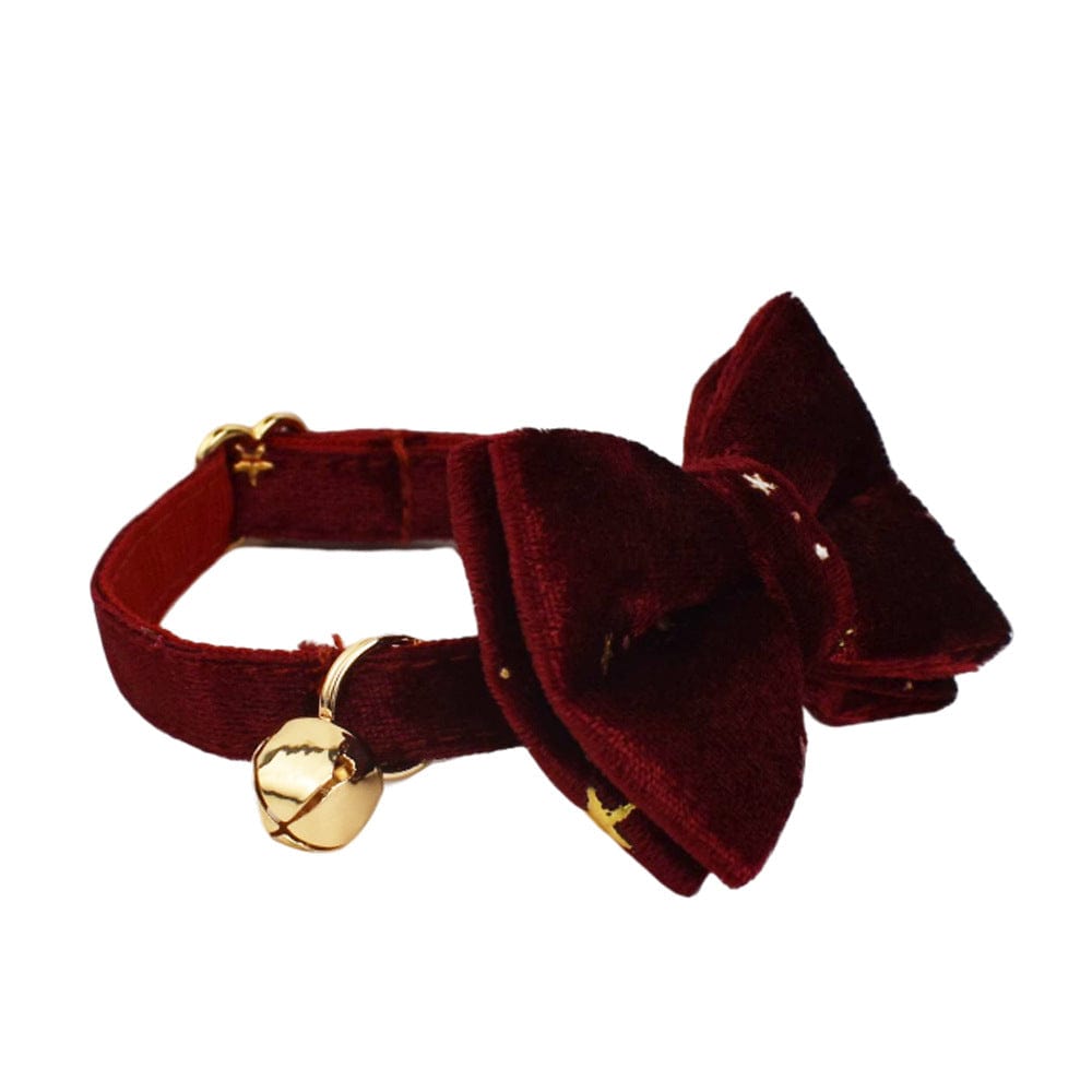 Collier pour chat en velours rouge avec nœud et cloche dorée, élégant et confortable.