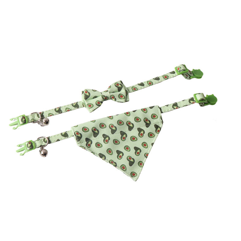 Collier coloré pour animaux avec nœud papillon et bandana en motif avocat
