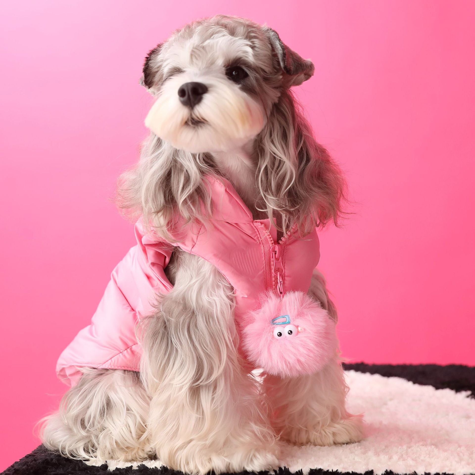 Chien portant un gilet d'hiver épais et chaud en rose, adapté pour garder votre animal au chaud.