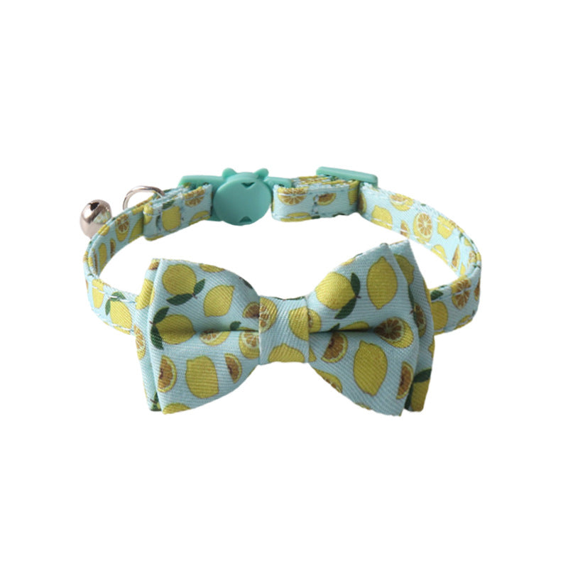 Collier coloré pour animaux avec motif citron et nœud papillon, idéal pour chiens et chats.