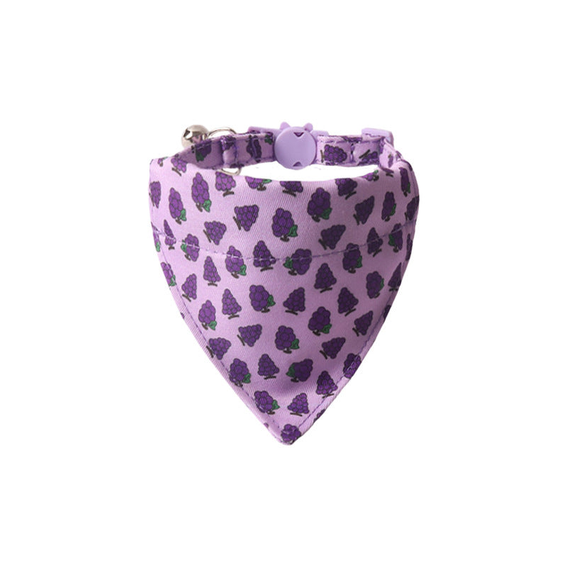 Collier coloré en forme de bandana violet avec motifs de raisins pour animaux de compagnie.