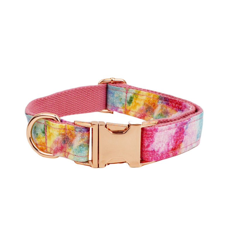 Collier pour chien en tissu coloré avec boucle en métal rose, design élégant et confortable pour les promenades.