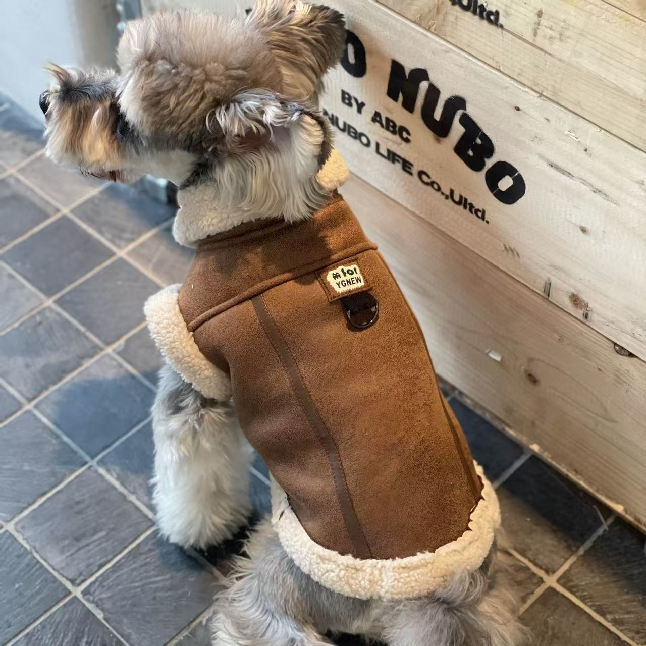 Veste douillette en fleece pour chien de couleur brune, confortable et chaude, idéale pour l'hiver.