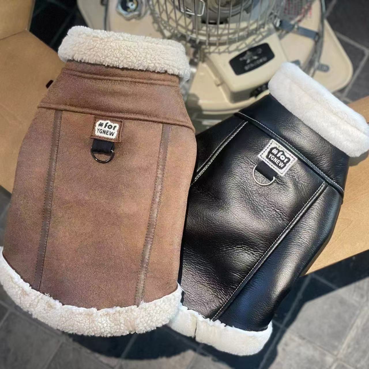 Veste douillette en fleece pour chien, couleur brune et noir, avec doublure en laine pour l'hiver.