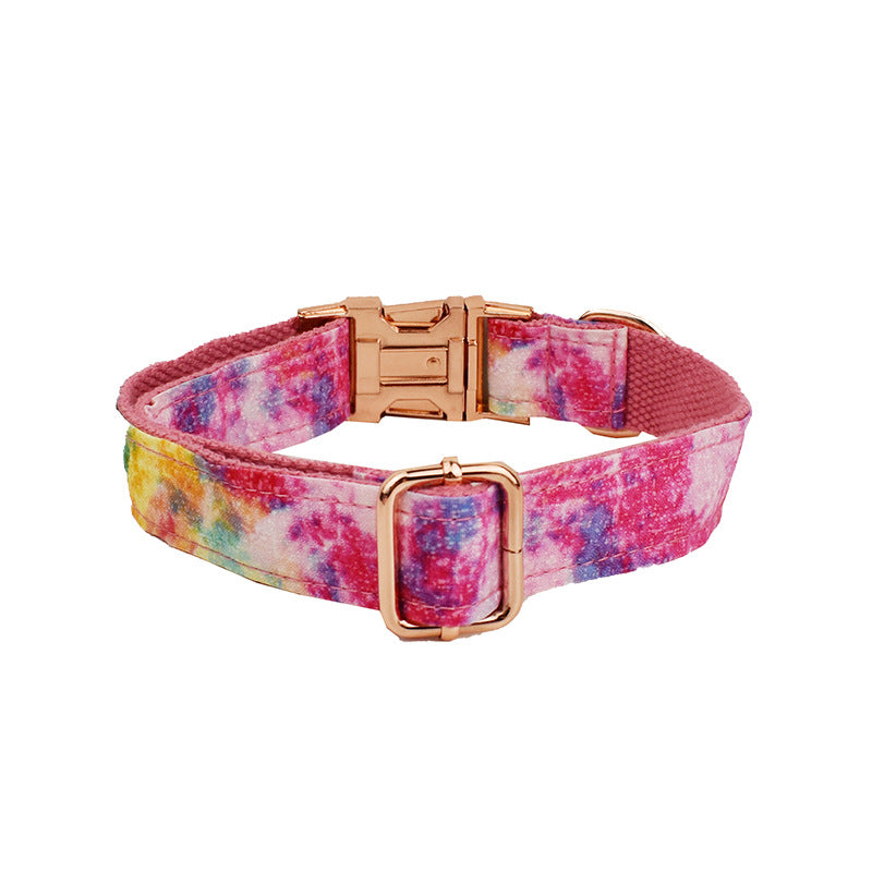 Collier pour chien coloré en tissu avec fermoir doré, parfait pour allier confort et style lors des promenades.