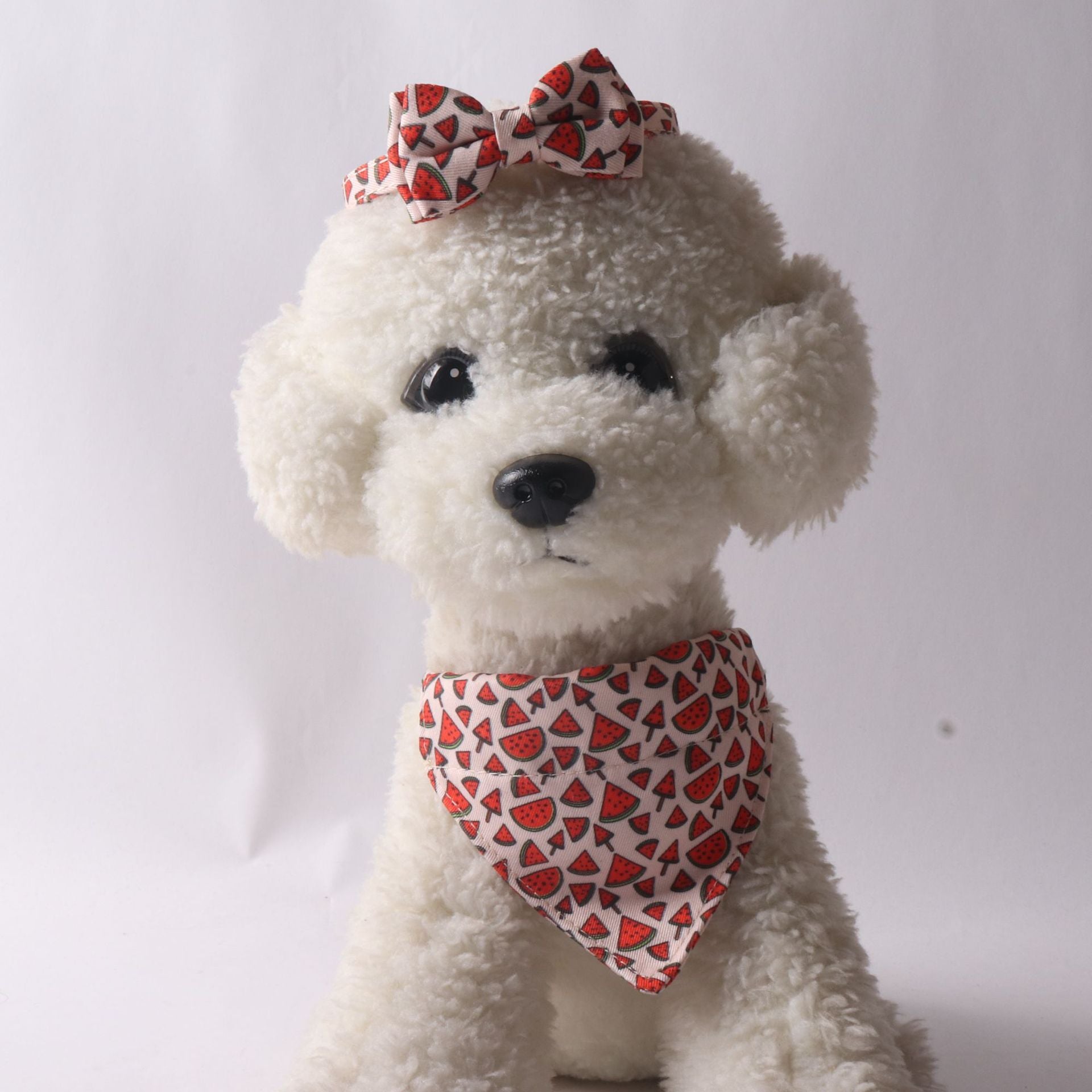 Collier coloré en motif pastèque sur un chien en peluche avec un nœud assorti, parfait pour animaux de compagnie.