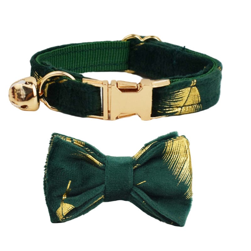 Collier pour chat vert avec cloche et nœud assorti en tissu doux, élégant et confortable.
