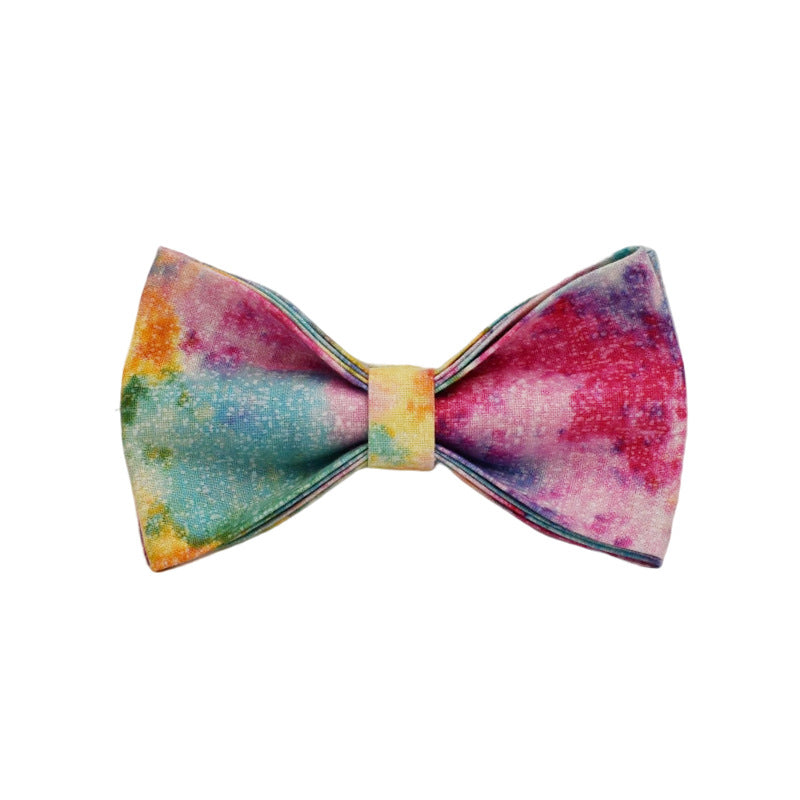 Nœud coloré en tissu avec un motif tie-dye, parfait pour les accessoires d'animaux.