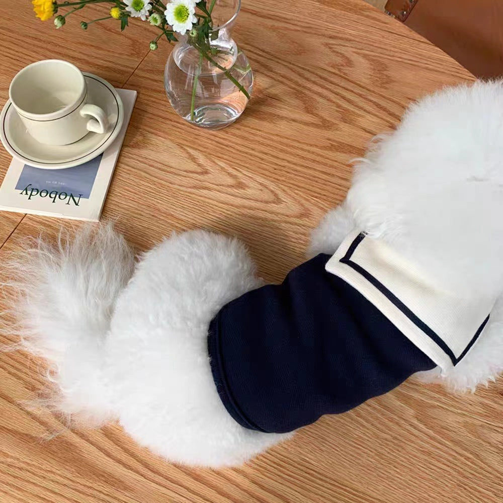 Gilet marin élégant pour chien en Dralon, parfait pour animaux fins, affichant un style décontracté et chic.