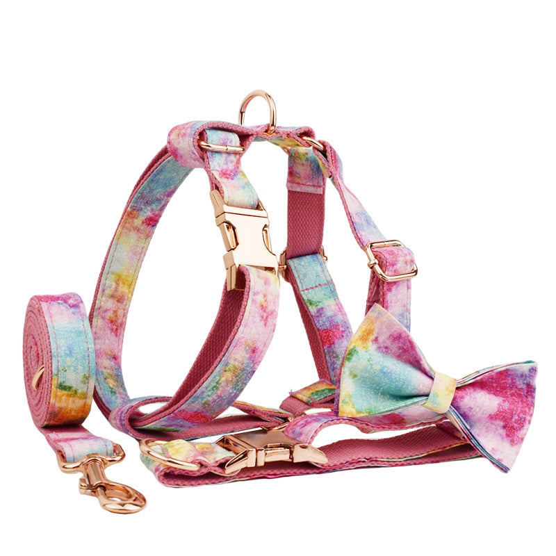 Collier et laisse pour chien avec nœud élégant en coton biologique, design coloré et matériel de qualité.