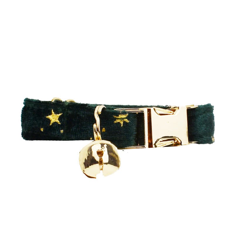 Collier pour chat en velours bleu nuit avec étoiles dorées et cloche brillante, confort et style unique.